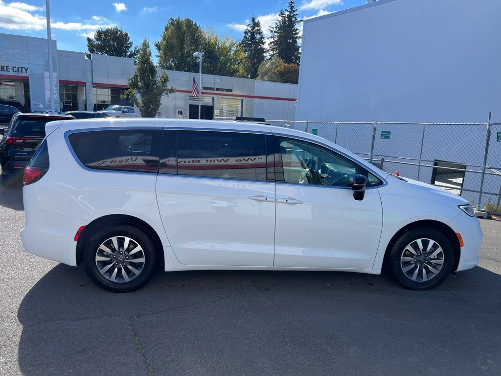 2024 Chrysler Pacifica Hybrid Select