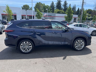 2025 Toyota Highlander Hybrid Platinum