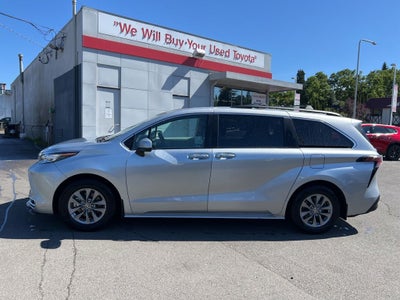 2022 Toyota Sienna XLE 8 Passenger