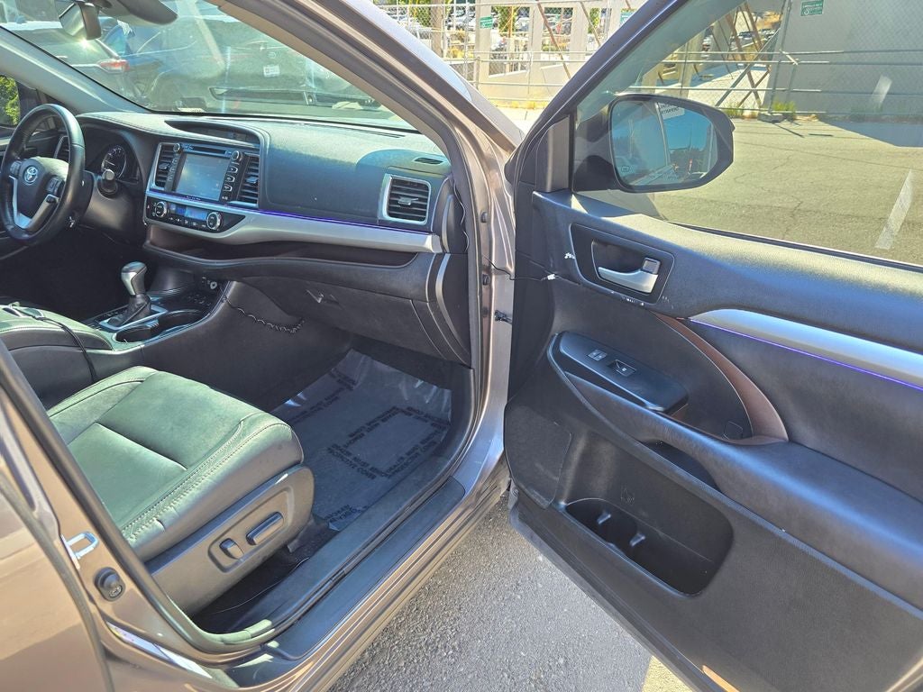 2017 Toyota Highlander XLE -AWD THIRD ROW
