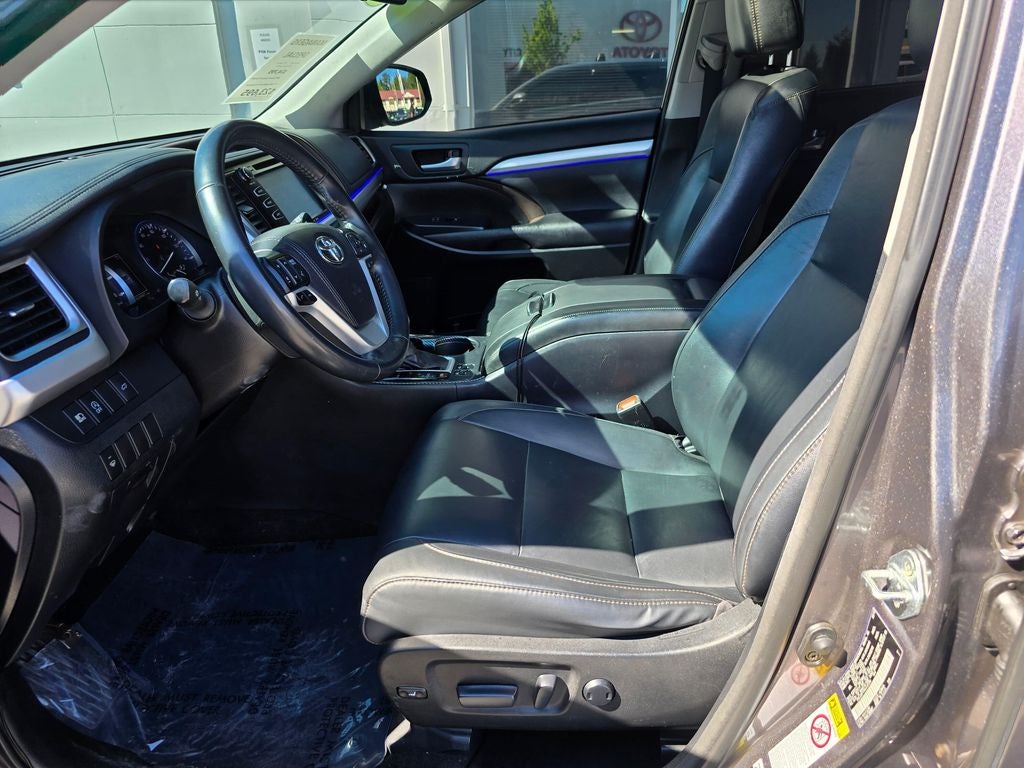 2017 Toyota Highlander XLE -AWD THIRD ROW