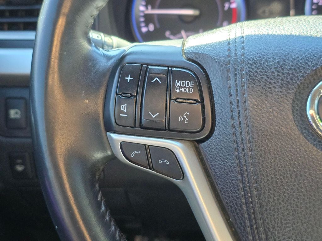2017 Toyota Highlander XLE -AWD THIRD ROW
