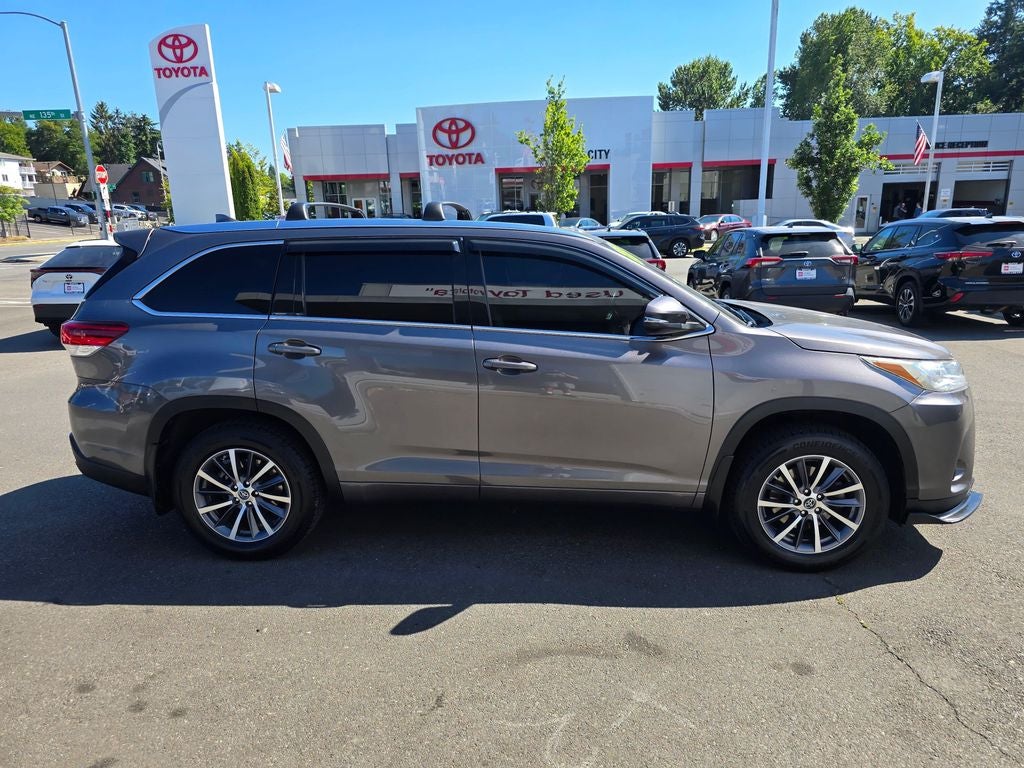 2017 Toyota Highlander XLE -AWD THIRD ROW