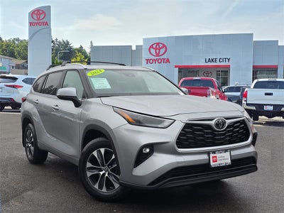 2024 Toyota Highlander LE 8 PSGR/THIRD -ROW SEATING/MOONROOF