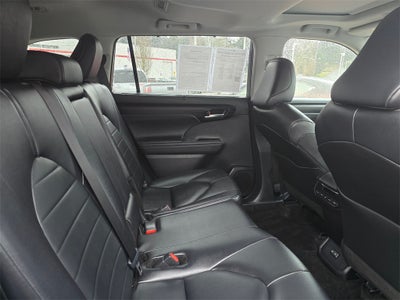 2024 Toyota Highlander LE 8 PSGR/THIRD -ROW SEATING/MOONROOF