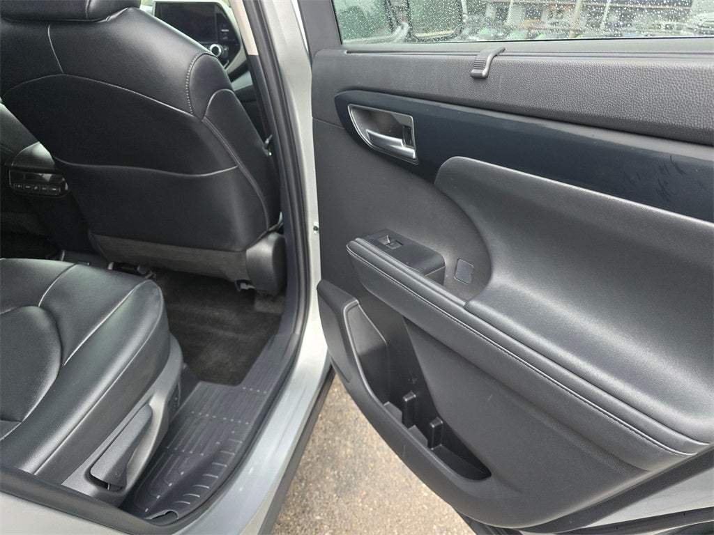 2024 Toyota Highlander LE 8 PSGR/THIRD -ROW SEATING/MOONROOF