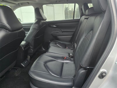 2024 Toyota Highlander LE 8 PSGR/THIRD -ROW SEATING/MOONROOF