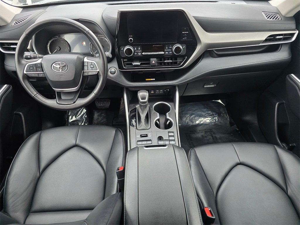 2024 Toyota Highlander LE 8 PSGR/THIRD -ROW SEATING/MOONROOF