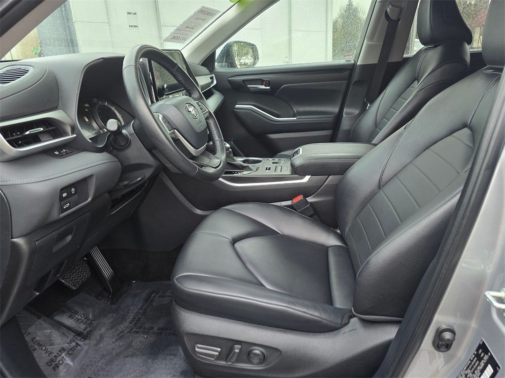 2024 Toyota Highlander LE 8 PSGR/THIRD -ROW SEATING/MOONROOF