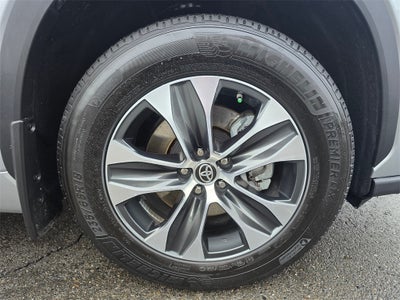 2024 Toyota Highlander LE 8 PSGR/THIRD -ROW SEATING/MOONROOF