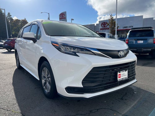 2022 Toyota Sienna LE 8 Passenger