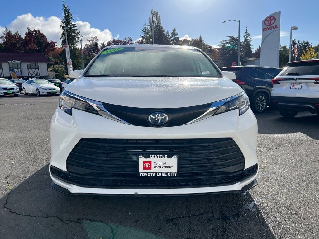 2022 Toyota Sienna LE 8 Passenger