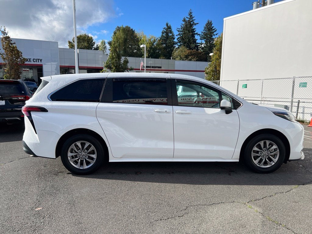 2022 Toyota Sienna LE 8 Passenger