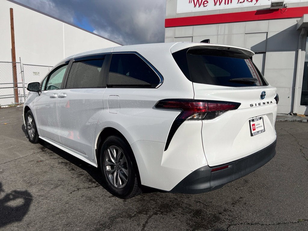 2022 Toyota Sienna LE 8 Passenger