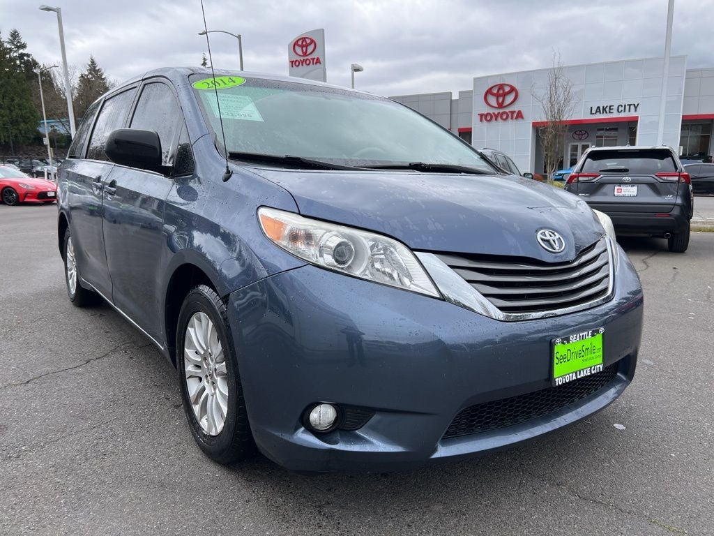 2014 Toyota Sienna XLE 8 Passenger