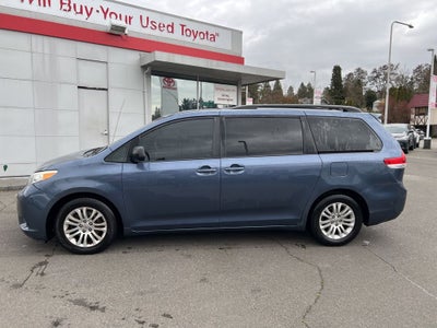 2014 Toyota Sienna XLE 8 Passenger