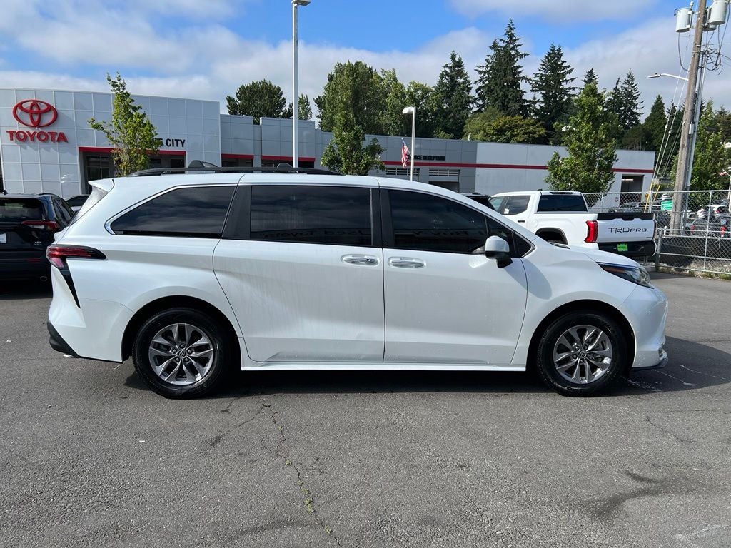 2022 Toyota Sienna XLE-AWD HYBRID 7 Passenger