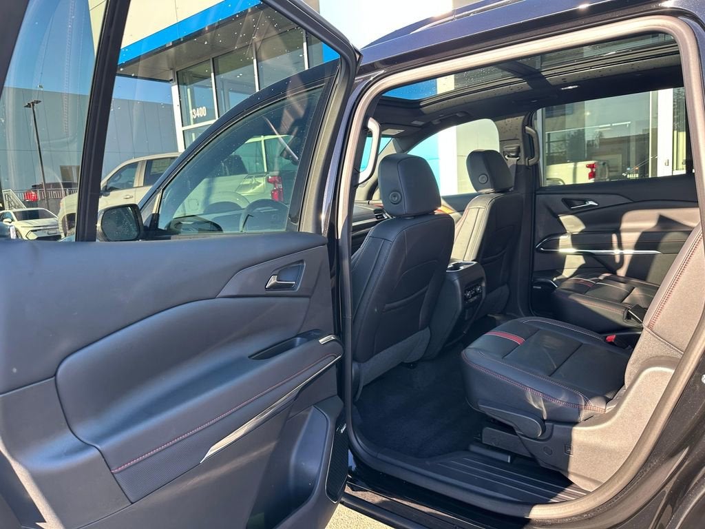 2025 Chevrolet Traverse Base