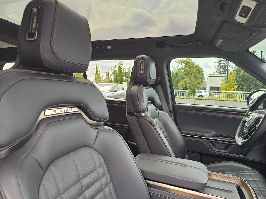 2025 RIVIAN R1S Base