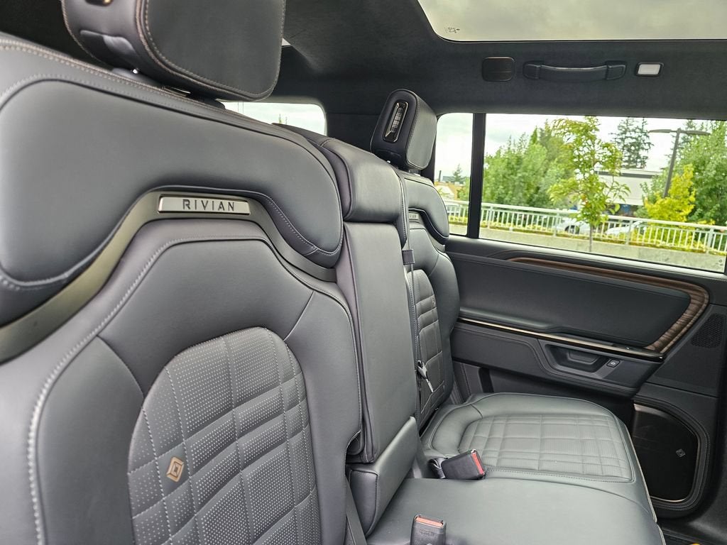 2025 RIVIAN R1S Base