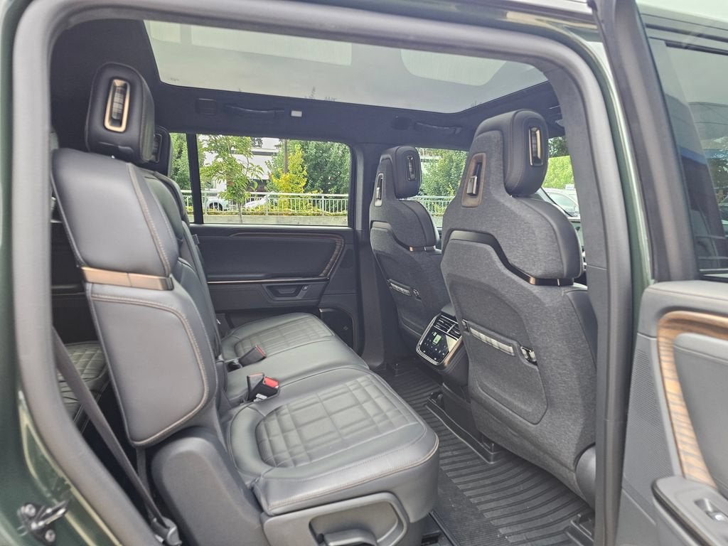 2025 RIVIAN R1S Base