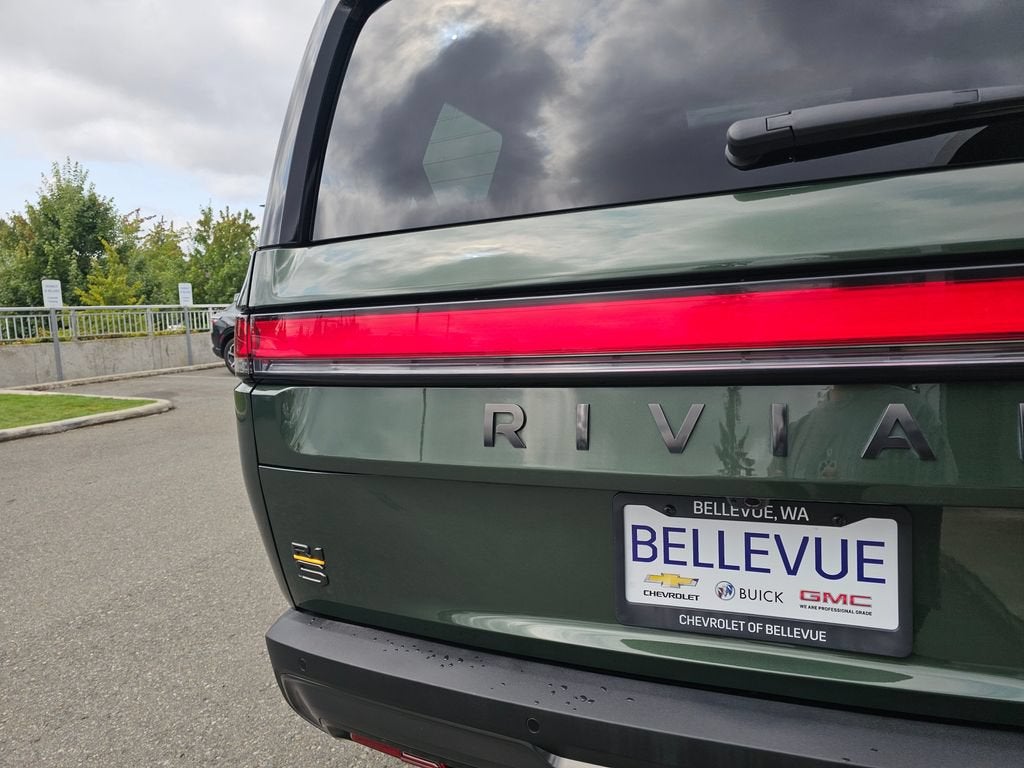 2025 RIVIAN R1S Base
