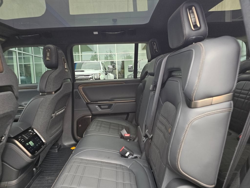 2025 RIVIAN R1S Base