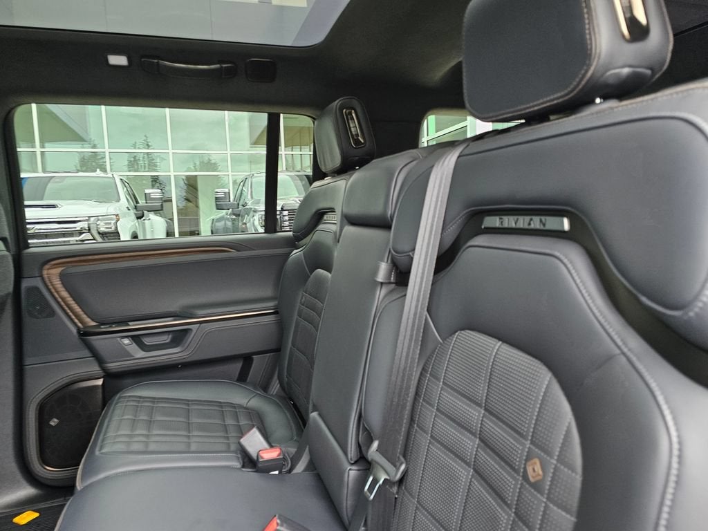 2025 RIVIAN R1S Base