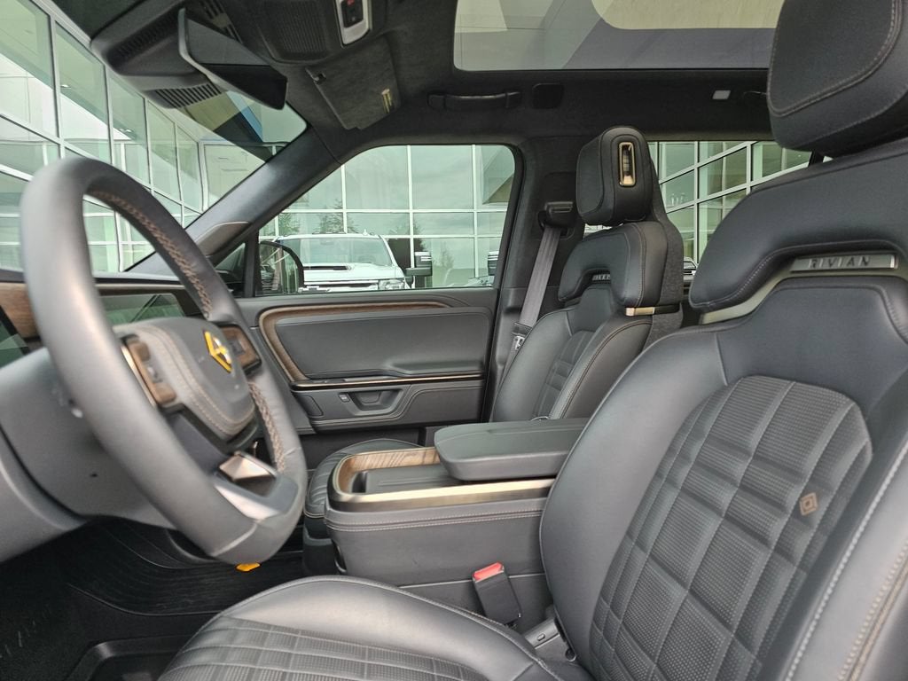 2025 RIVIAN R1S Base