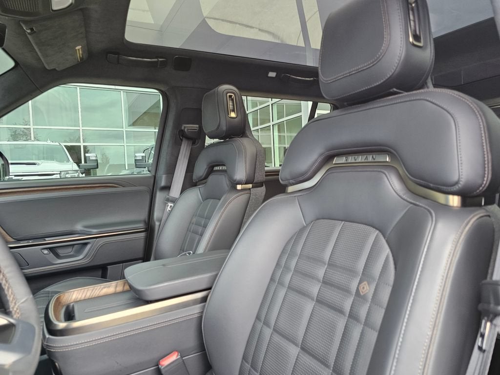 2025 RIVIAN R1S Base