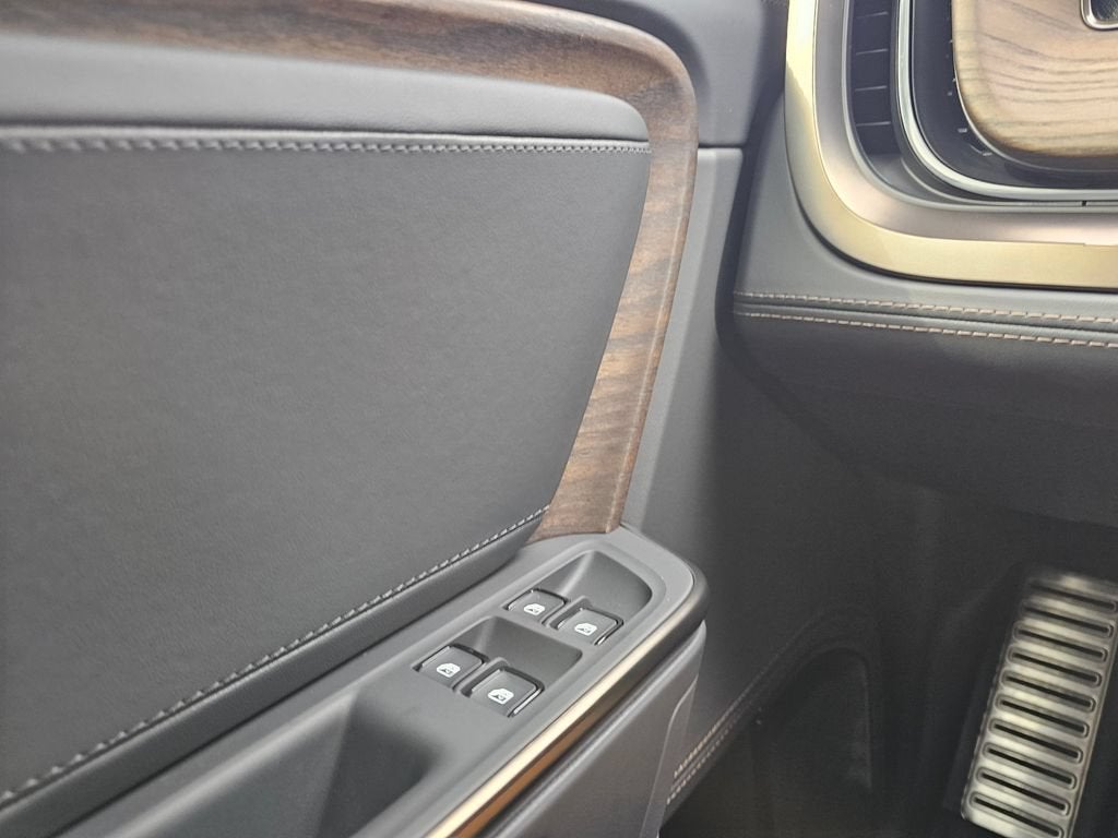 2025 RIVIAN R1S Base
