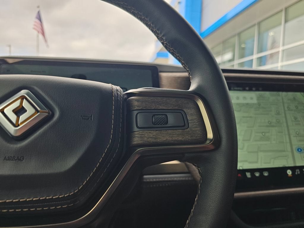 2025 RIVIAN R1S Base