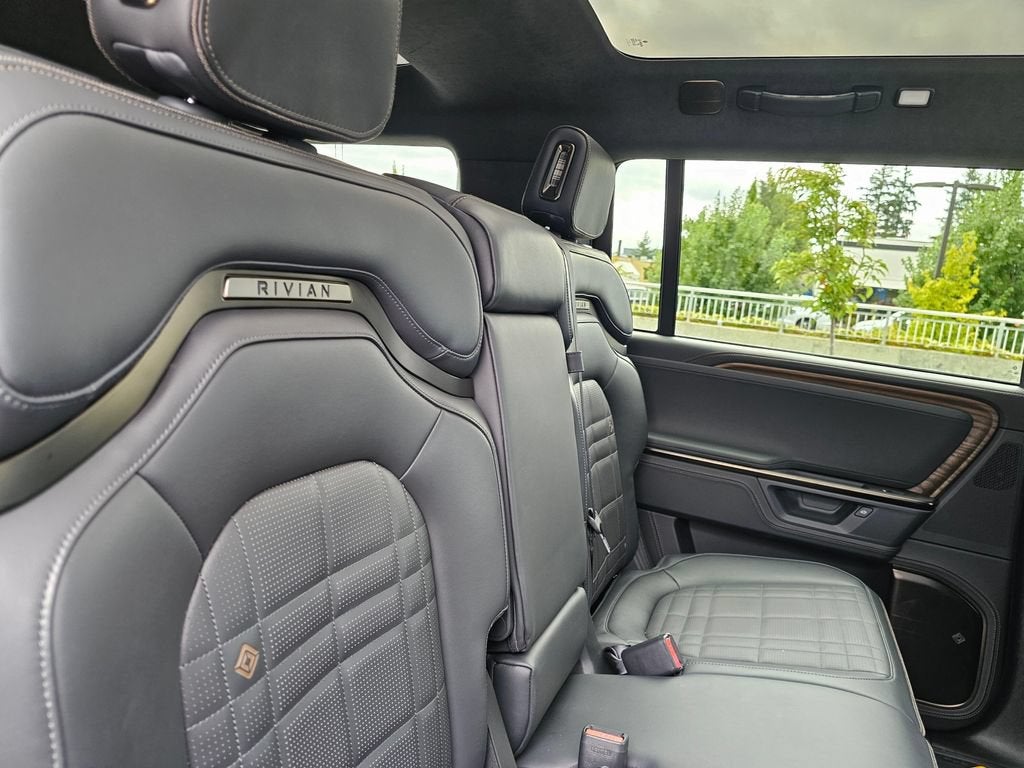 2025 RIVIAN R1S Base