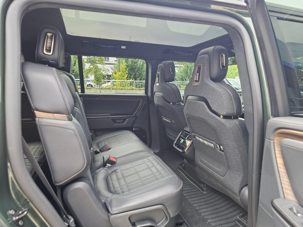 2025 RIVIAN R1S Base