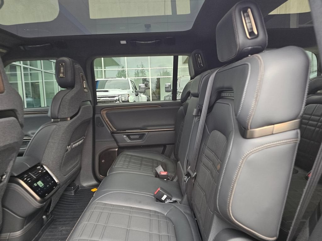 2025 RIVIAN R1S Base