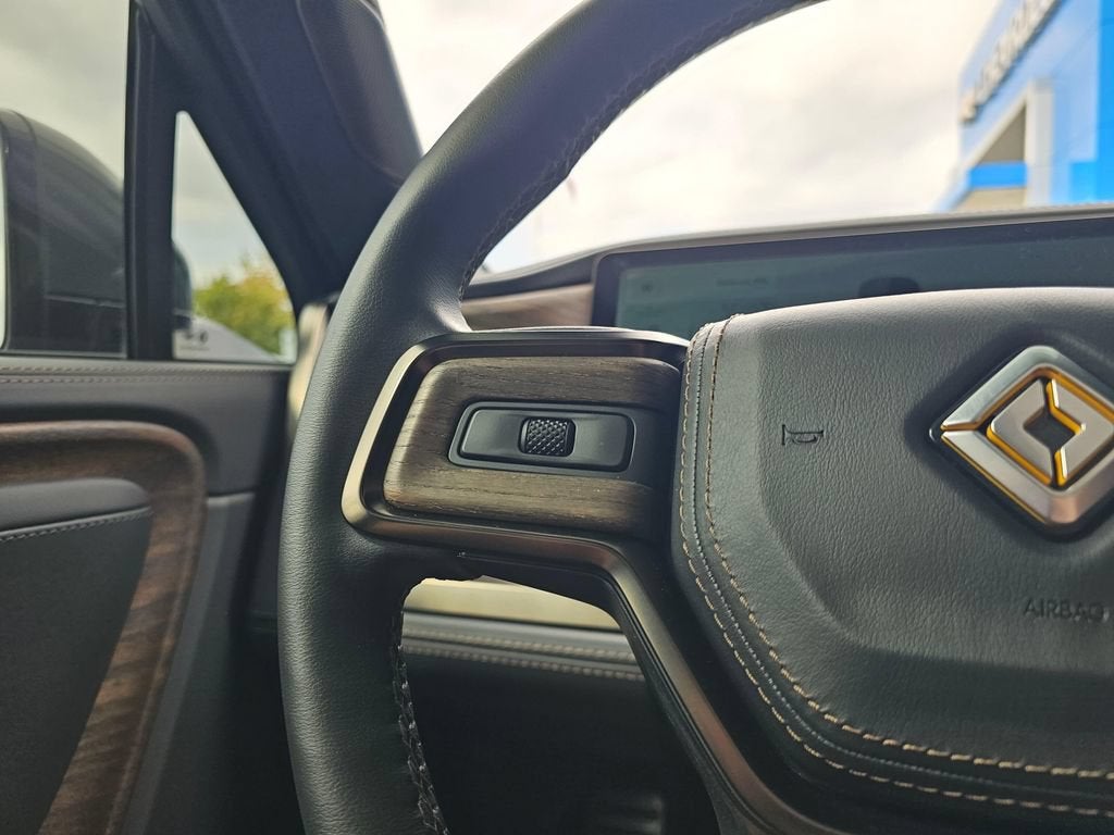 2025 RIVIAN R1S Base