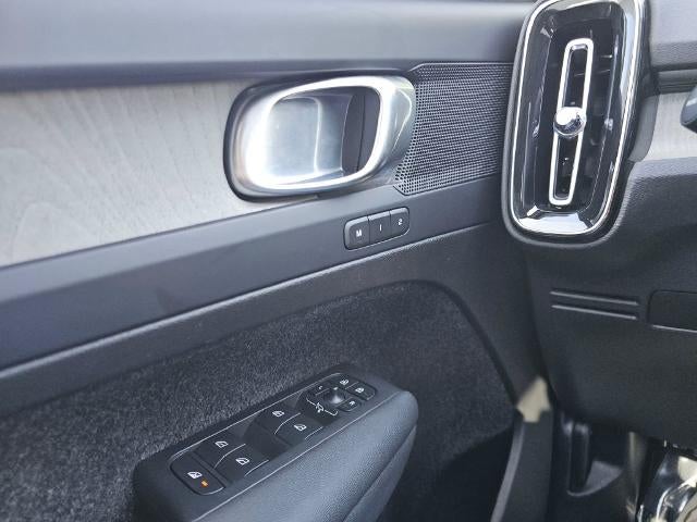 2023 Volvo XC40 Plus Dark Theme