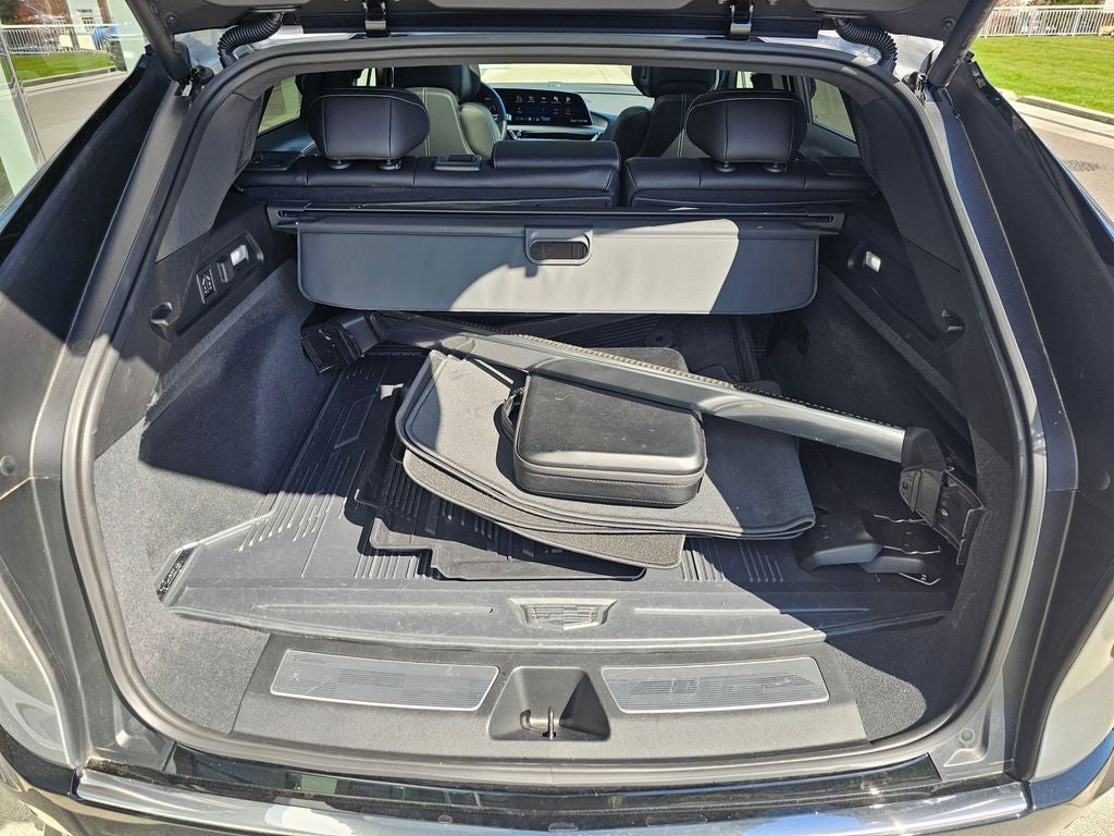 2025 Cadillac LYRIQ Luxury 2