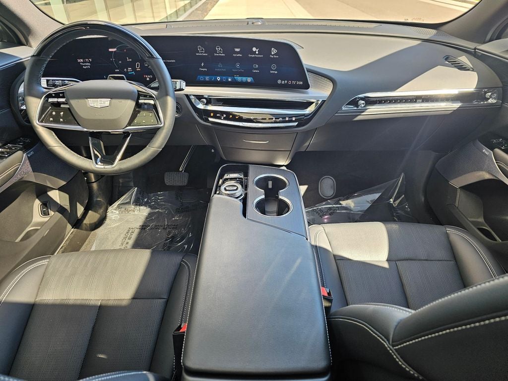 2025 Cadillac LYRIQ Luxury 2