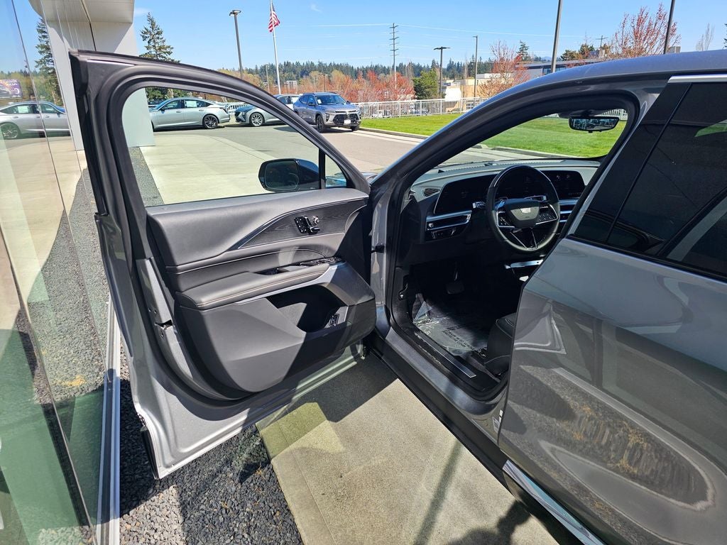 2025 Cadillac LYRIQ Luxury 2