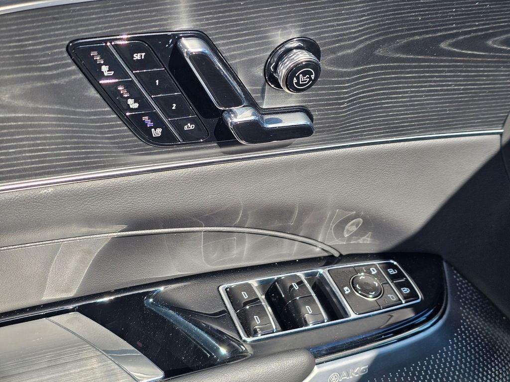 2025 Cadillac LYRIQ Luxury 2